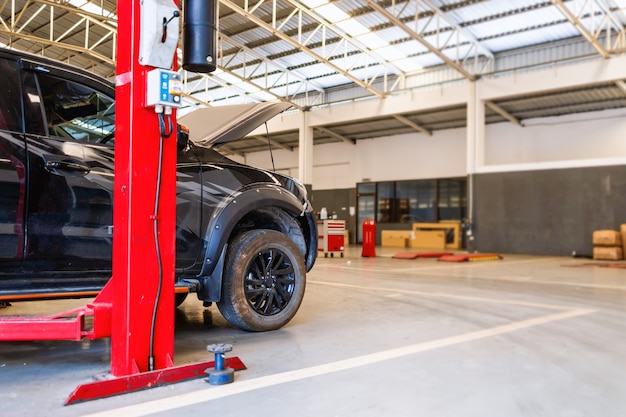 Auto in reparatie station en carrosseriebedrijf met soft-focus