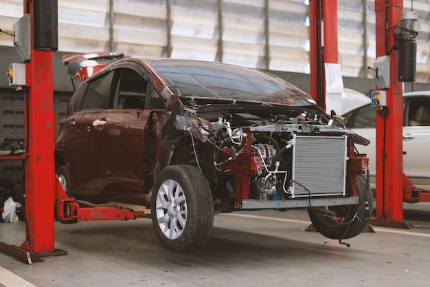 auto in reparatiewerkplaats en carrosseriebedrijf