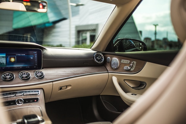 Auto-interieur, bestuurdersstoel, navigatie en AC