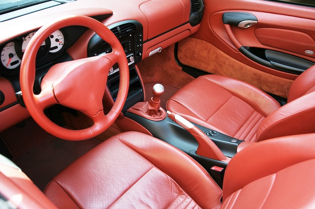 Auto-interieur in rood leer