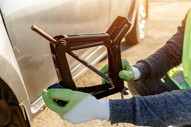 Auto krik. Autoreparatie aan de kant van de weg