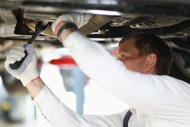 写真 自動車整備士は、ガソリン スタンドで車のギアをチェックします。