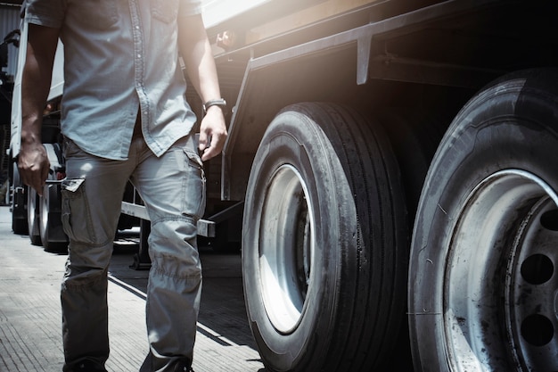 L'autista del meccanico automatico sta controllando un camion ruote pneumatici ispezione del camion guida di sicurezza