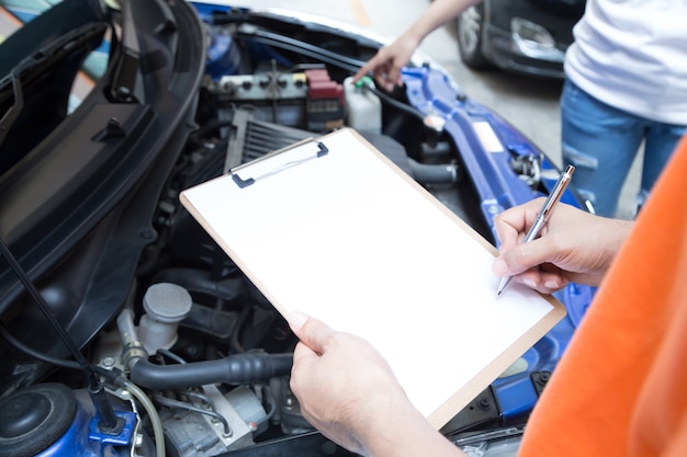 Foto meccanico auto nel garage, concetto di servizio auto