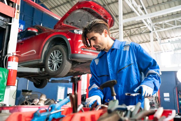 Foto auto meccanico garage servizio auto riparazione e manutenzione veicolo tecnico automobilistico uomo