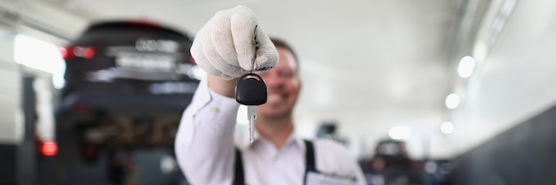 Auto mechanic holds clipboard and car keys