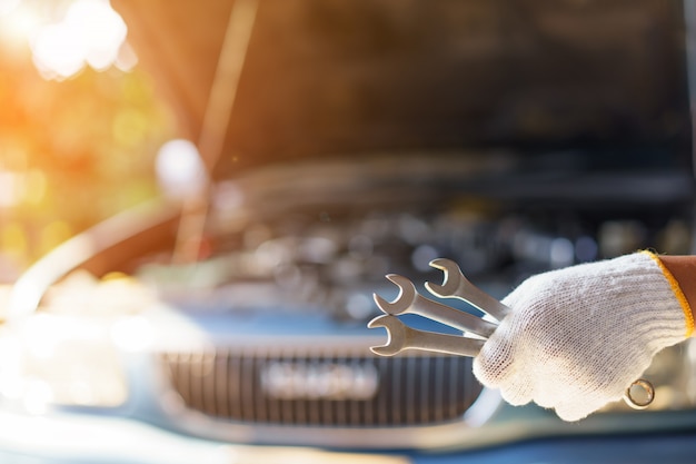 Auto mechanic Preparing For the work.