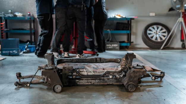 Photo auto mechanic repairing car in car service center