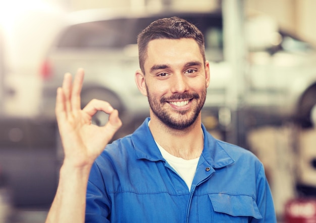 Photo auto mechanic or smith showing ok at car workshop