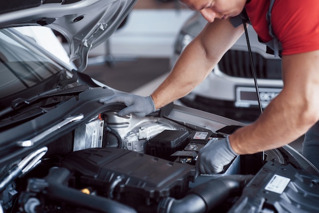 Meccanico che lavora in garage. servizio di riparazione