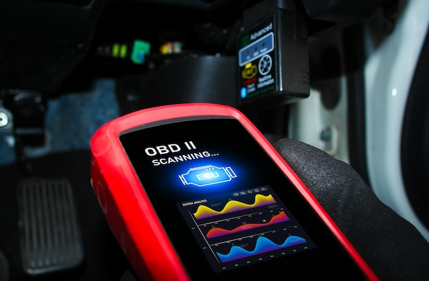 Auto-mechanische controle ECU-motorsysteem met OBD2 draadloze scanning tool en auto-informatie weergeven op het scherm interface Car maintenance service concept