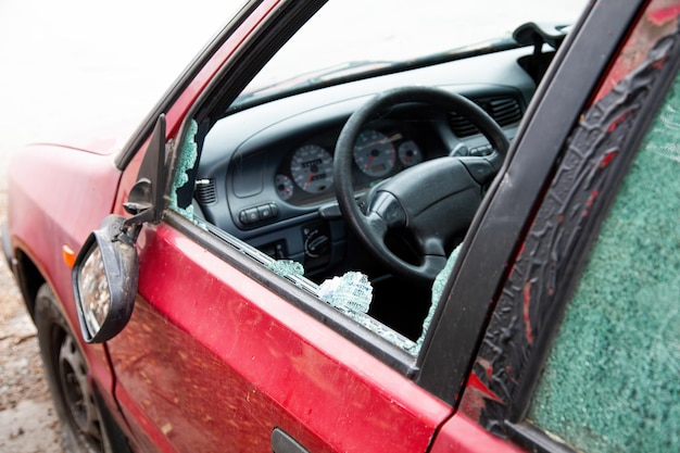 Auto met gebroken ruiten een crimineel incident gebroken glasraam auto beschadigd heeft ongeval gebroken glas dief gebroken glas in autoraam