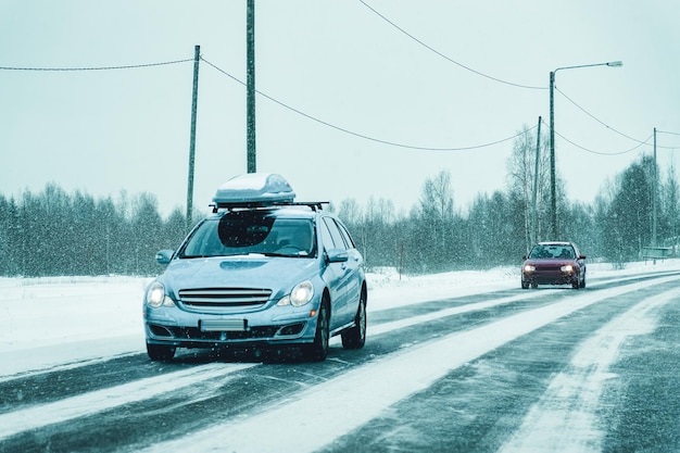 Auto met imperiaal in de winter besneeuwde weg van Rovaniemi in Lapland, Finland