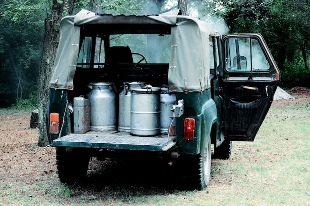 Auto met metalen blikjes in het bos, filter,