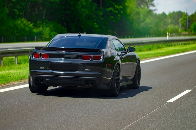 Auto modern zwart op de multiband-snelweg.