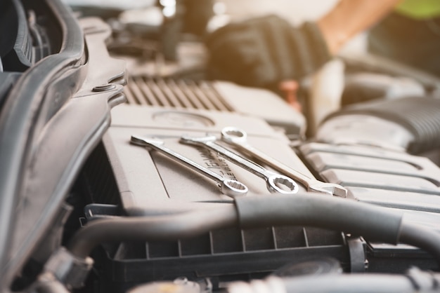 Auto monteur werken in de garage. Autoreparatieservice.