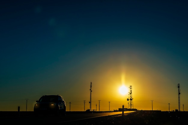 Auto offroad op landschapszonsondergang.