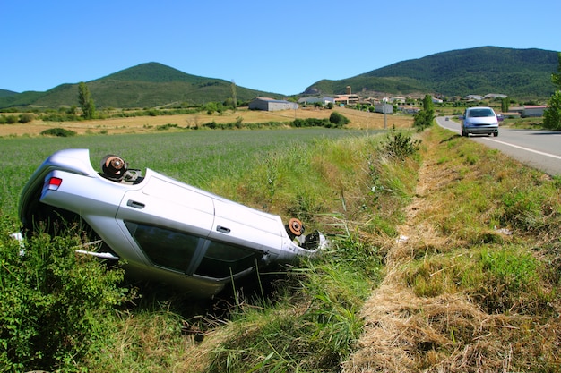 Foto auto-ongeluk botsing ondersteboven voertuig