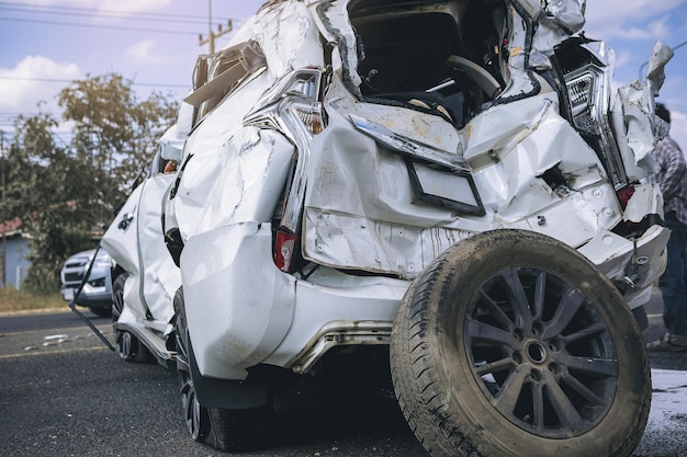 Auto-ongeluk gevaarlijk ongeval op de weg SUV-auto crasht beschadigd door een andere