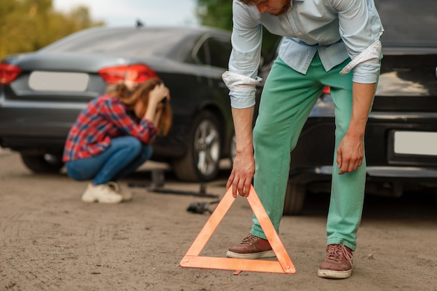 Auto-ongeluk op de weg, mannelijke en vrouwelijke chauffeurs