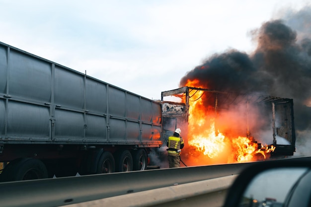 Auto-ongeluk op een snelweg met beschadigde auto's en rook