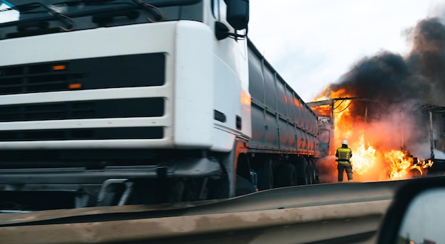 Auto-ongeluk op een snelweg met beschadigde auto's en rook