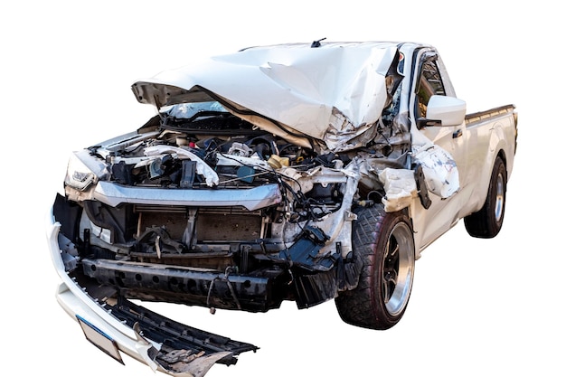 Auto-ongeluk Voor- en zijbeeld van een witte pick-up die zwaar beschadigd raakt door een ongeluk op de weg beschadigde auto's na een botsing geïsoleerd op een witte achtergrond met een afgesneden pad