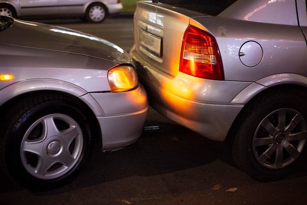 Auto-ongeluk waarbij twee auto's op de weg betrokken waren