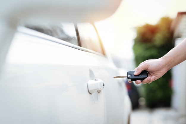 Auto ontgrendelt het externe punt om de deur te openen