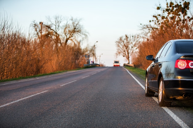 Auto op asfaltweg in de zomer