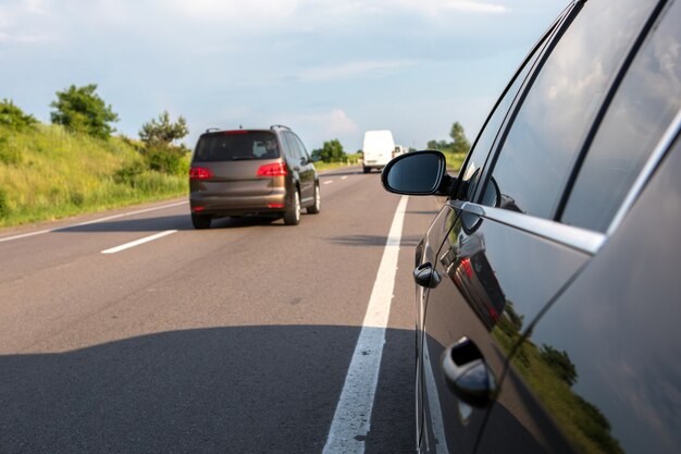 Auto op asfaltweg