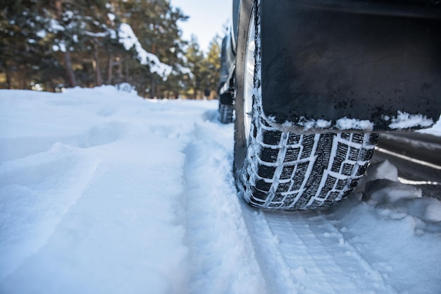 Auto op besneeuwde weg