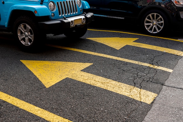 Auto op de parkeerplaats van onderen