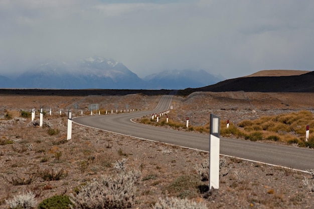 Auto op de prachtige weg van Patagonië Argentinië bergketen