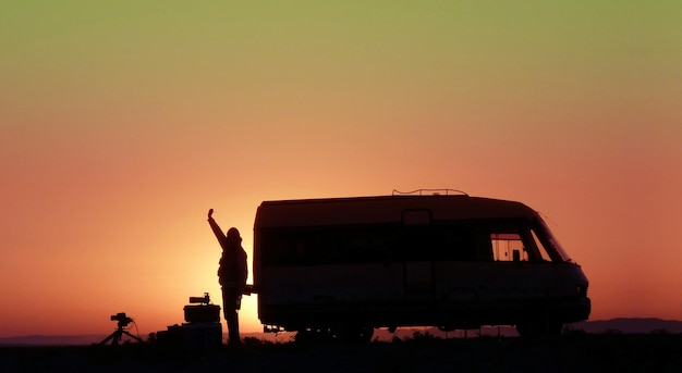 Foto auto op de weg bij zonsondergang