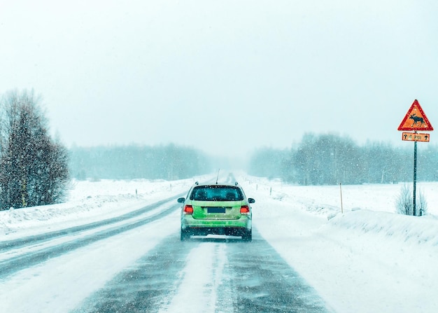 Auto op de weg in de winter Rovaniemi, Lapland, Finland