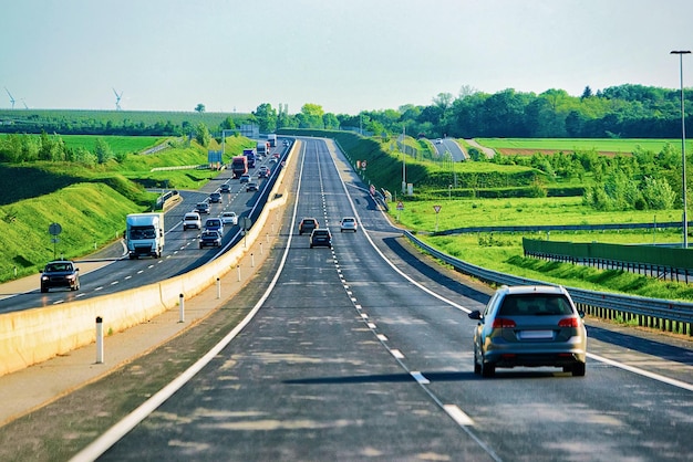 Auto op de weg in Zuid-Moravië, Tsjechië.