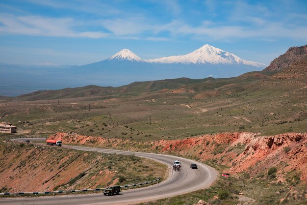 Auto op de weg met de berg Ararat