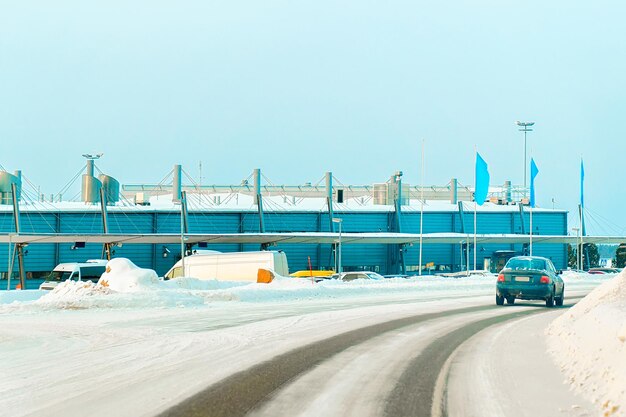 Auto op de weg op de luchthaven van Rovaniemi in de winter
