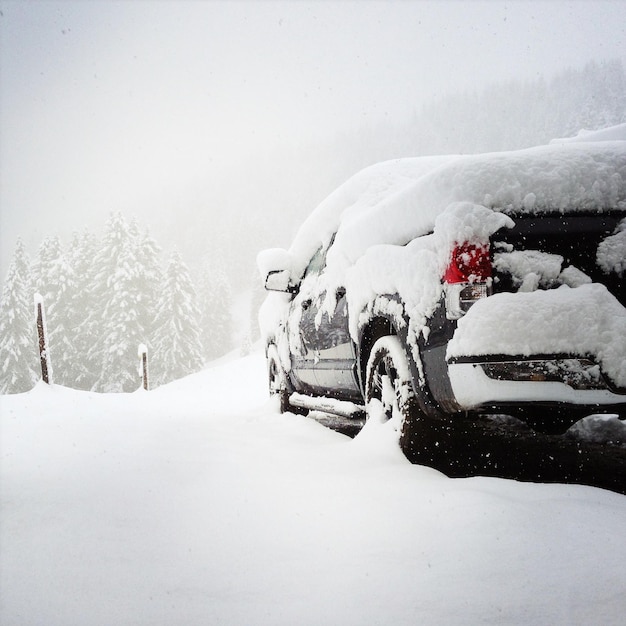 Auto op het veld tijdens sneeuwval
