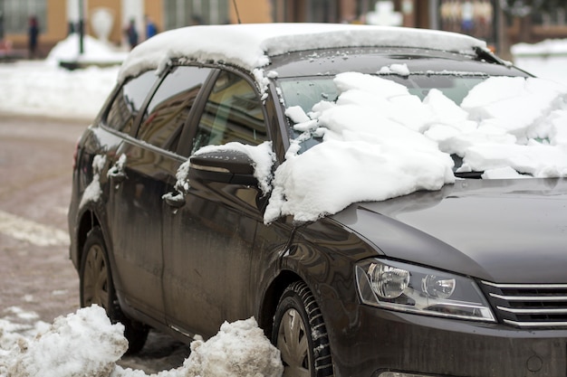 Auto op straat bedekt met sneeuw