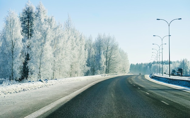 Auto op Winterweg met sneeuw in Finland. Auto en koud landschap van Lapland. Auto op het bos van Europa. Finse stad snelweg rit. Rijbaan en route besneeuwde straat trip. Het rijden