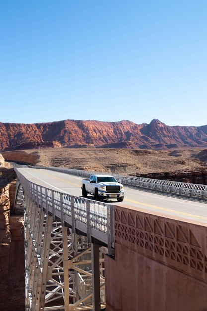 Auto over de Navajo-brug over de Colorado-rivier