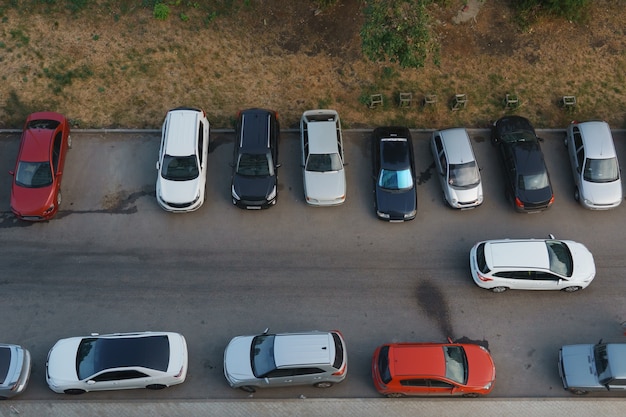 Auto parkeren in de zomer. Uitzicht van boven.