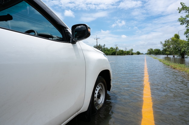 Foto auto parkeren op een enorme overstromingsweg