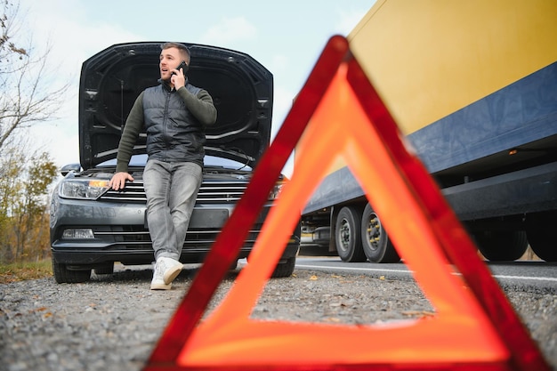 Auto pech onderweg een man belt de hulpdienst een sleepwagen