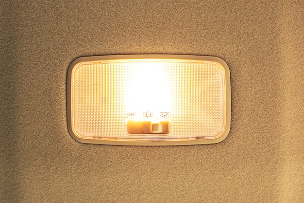 Auto plafondlamp op interieur met ingeschakeld.