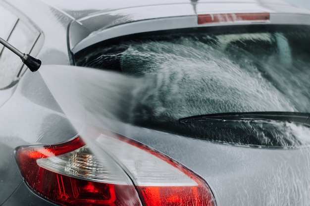 Auto reinigen met hogedrukwater.