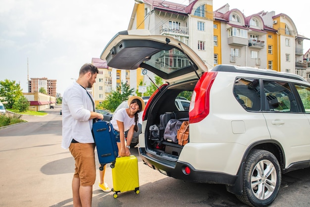 Auto reizen concept geopend kofferbak met bagage binnen vrouw met