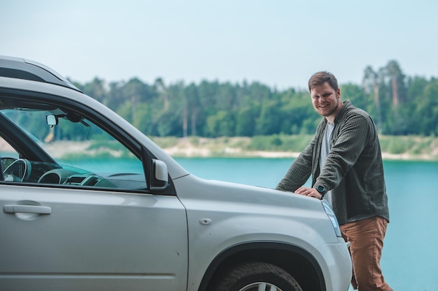 Auto reizen concept man kijken op de man op suv auto kap meer op achtergrond